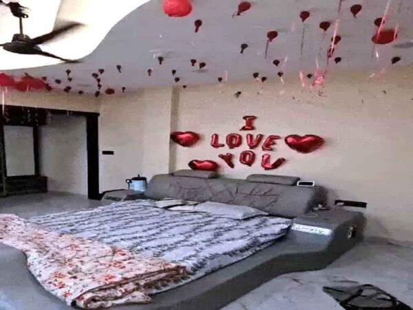 शादी के एक माह बाद भी सजा रहा