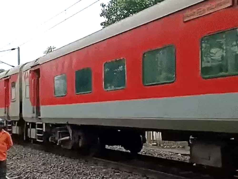 ब्रिज बना यात्रियों के लिए खतरा, शराबियों