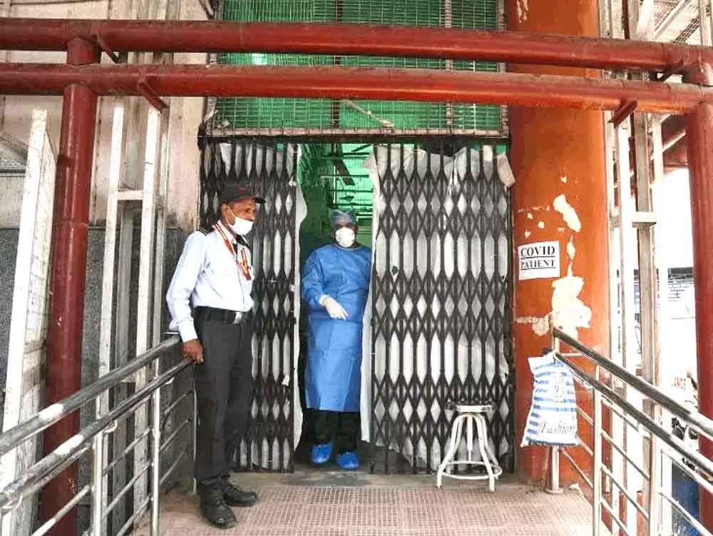 देश में कोरोना संक्रमण में मामूली गिरावट