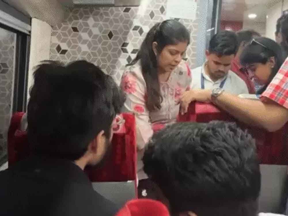 विधायक पर यात्री को समर्थकों से