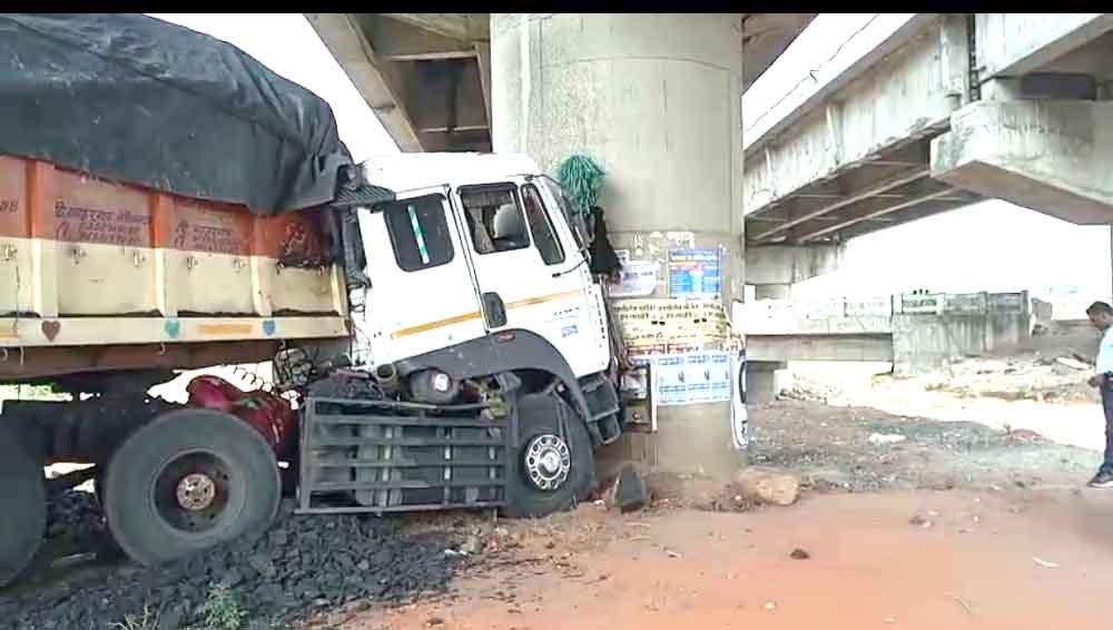 फोरलेन पर ब्रिज से टकराया ट्राला