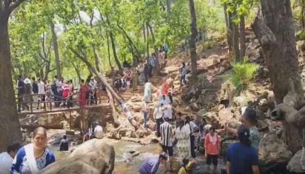 पचमढ़ी में वीकेंड पर उमड़ा सैलानियों