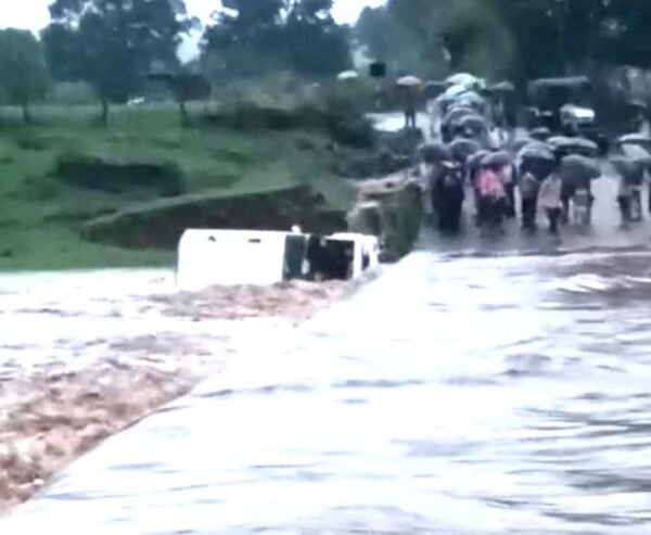 बाढ़ में बहा बोलेरो वाहन, ग्रामीणों ने शिक्षक