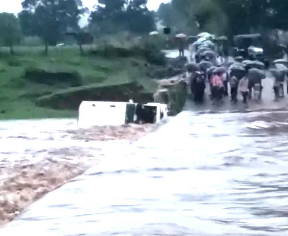 बाढ़ में बहा बोलेरो वाहन, ग्रामीणों ने शिक्षक