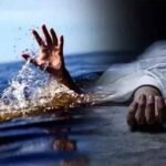 खेलते समय पानी में