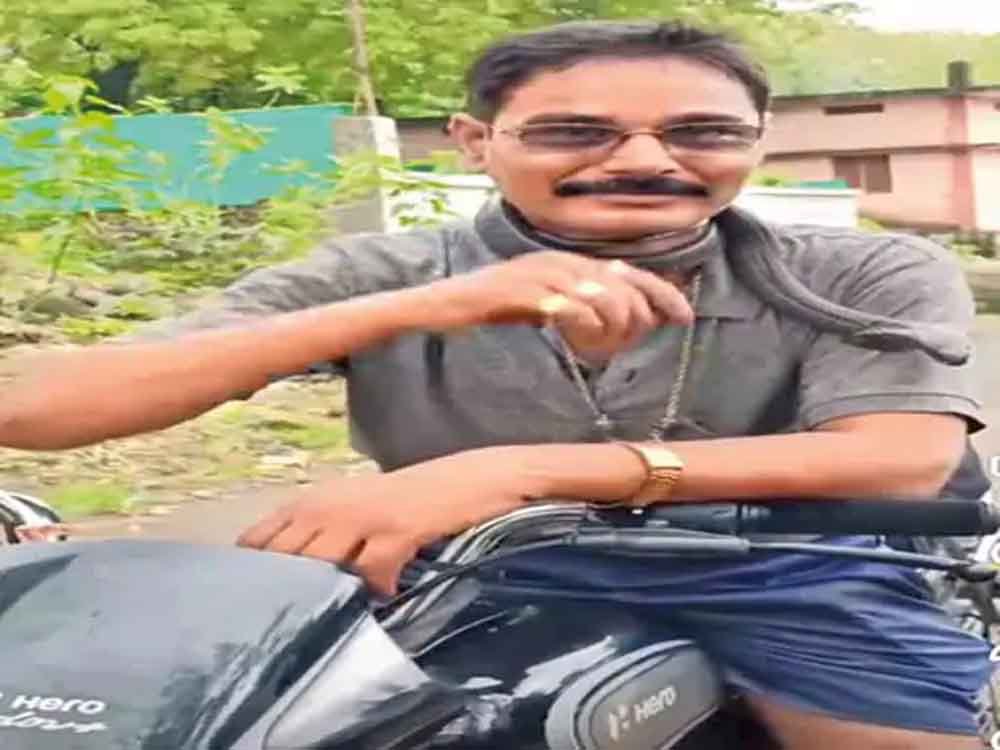 सर्प मित्र की सर्पदंश से मौत: गले में