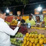 न्यू मार्केट में सादगी से फल खरीदते