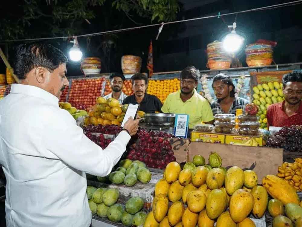 न्यू मार्केट में सादगी से फल खरीदते