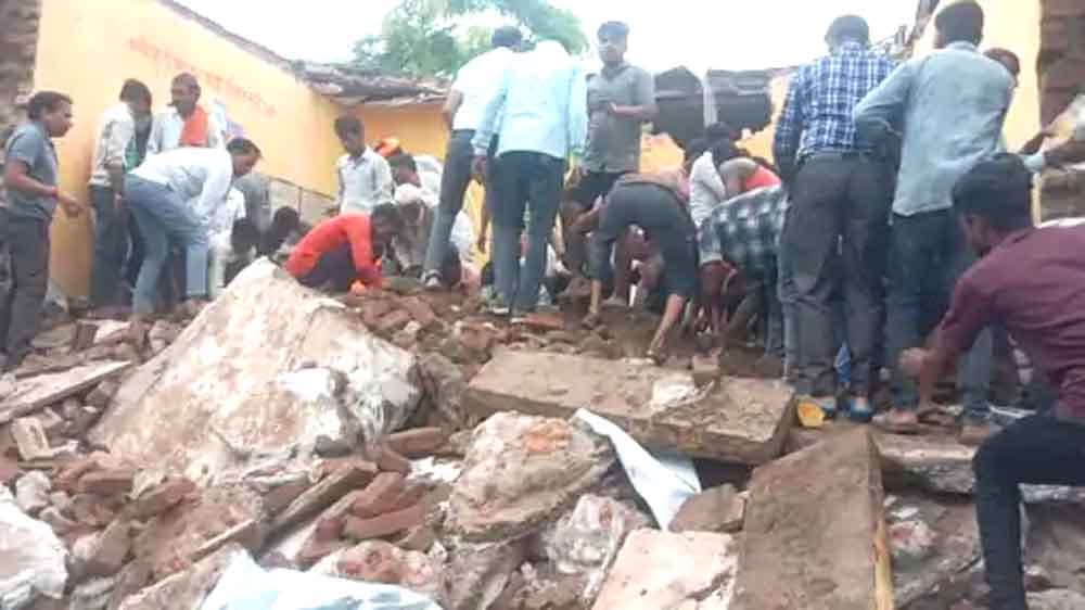 स्कूल हादसा: छत गिरने से 7 बच्चों की