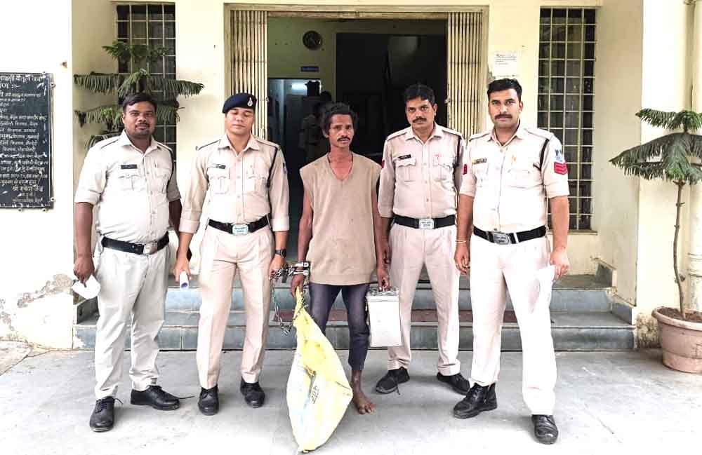 बाइक चोर को पुलिस