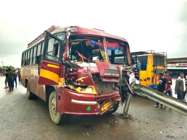 फोरलेन पर बस और कंटेनर की