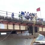 नर्मदा नदी के बीचोबीच पिलर में रह रहा