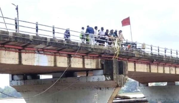 नर्मदा नदी के बीचोबीच पिलर में रह रहा