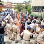 स्कूल का कहना:कलावा और तिलक