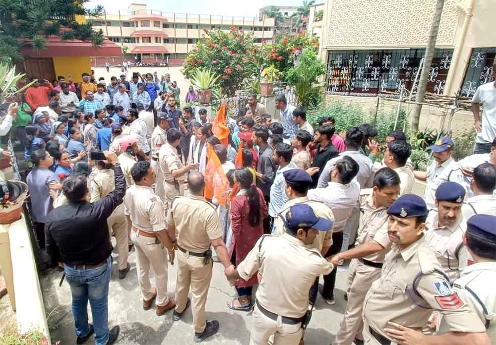 स्कूल का कहना:कलावा और तिलक