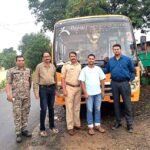 बाढ़ में फंसी स्कूल