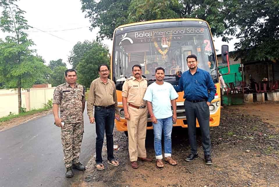 बाढ़ में फंसी स्कूल