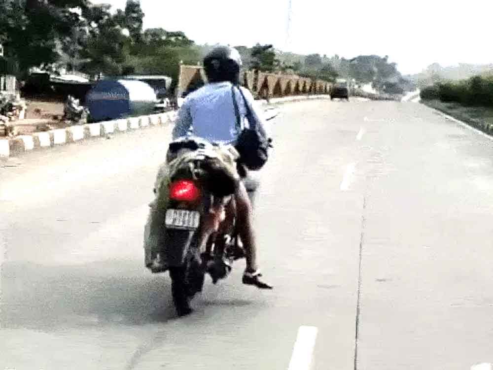पत्नी का शव बाइक पर बांधकर ले गया
