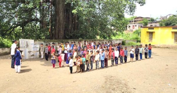 शिक्षकों की लापरवाही से पढ़ाई हो रही