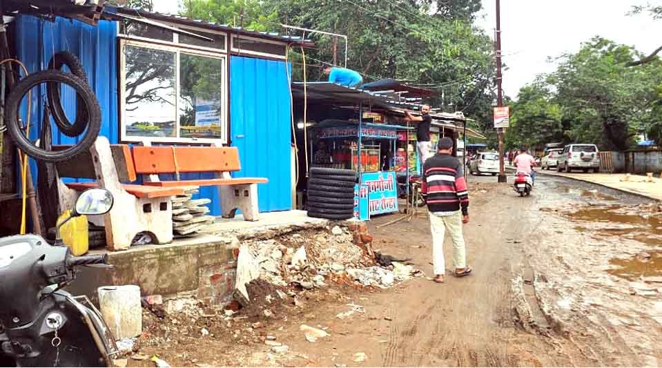 कांग्रेस कार्यालय का हटा अतिक्रमण पोल