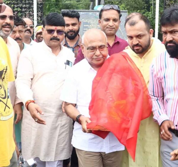 भाजपा प्रदेश अध्यक्ष को दुकान पर देख