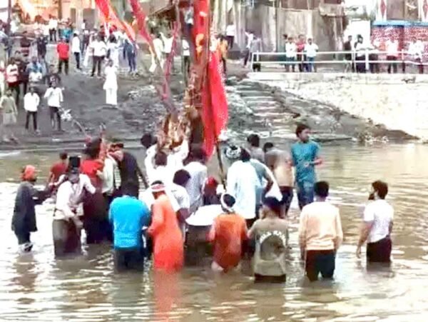 पांढुर्णा में गोटमार मेले में पत्थरबाजी, अब