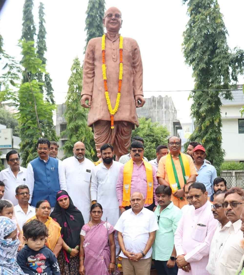 ठाकरे जी ने हजारों कार्यकर्ताओं