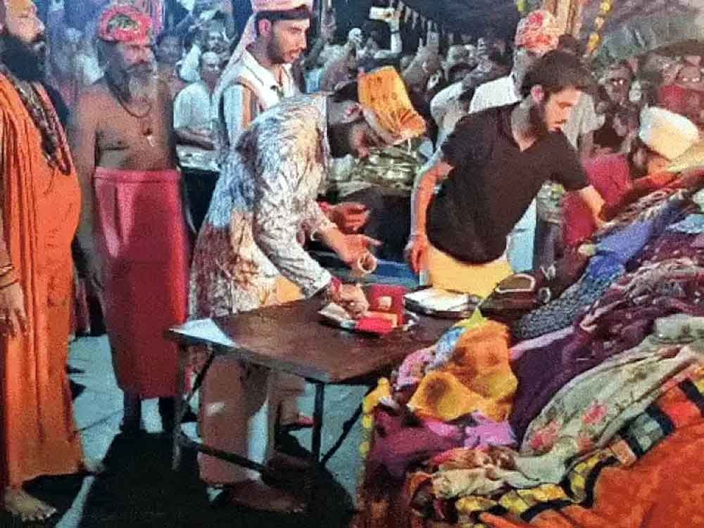 दादा धूनीवाले दरबार में सोना-चांदी और