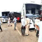 दो बसों की भीषण टक्कर, चार्टर्ड बस पलटी