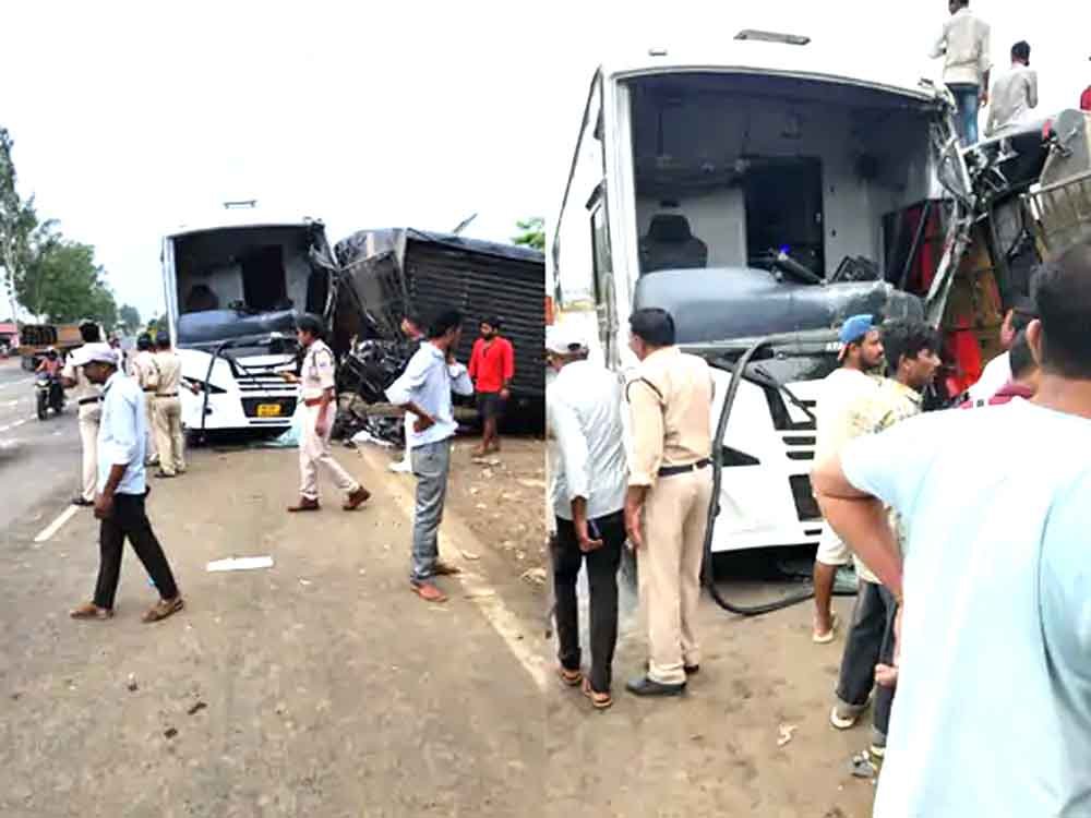 दो बसों की भीषण टक्कर, चार्टर्ड बस पलटी