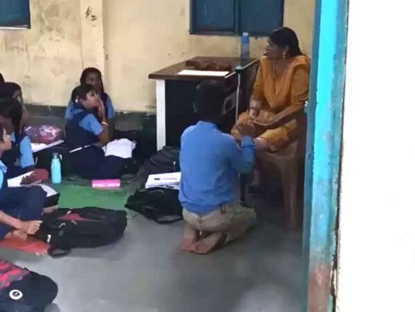 सरकारी स्कूल में महिला टीचर का वीडियो