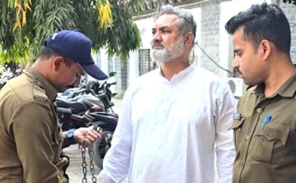 लव जिहाद केस में फरार पार्षद अनवर