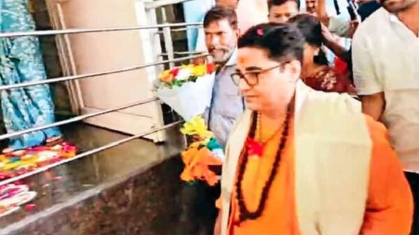 साध्वी प्रज्ञा का बयान: "आतंक का रंग