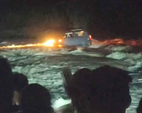 बाढ़ में बहने से दो