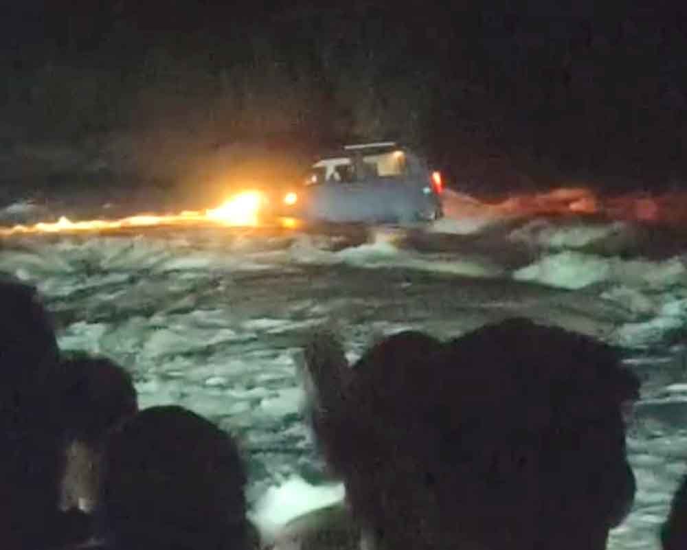 बाढ़ में बहने से दो