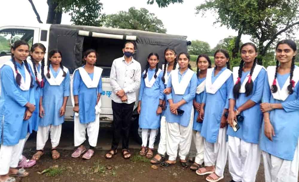 छात्राओं को बाढ़