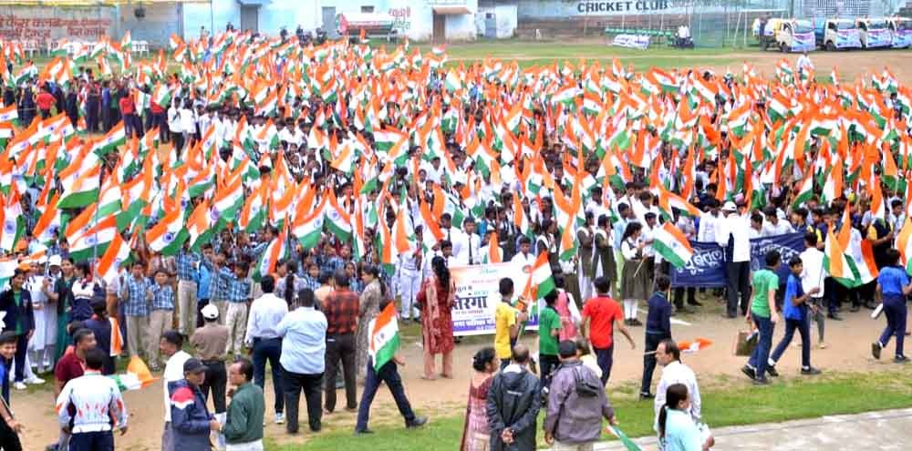 12 हजार बच्चों ने तिरंगे संग दिखाई