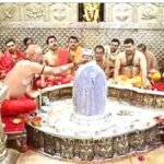 गर्भगृह में आम भक्तों का प्रवेश प्रतिबंधित —