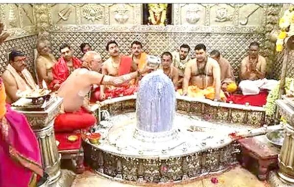 गर्भगृह में आम भक्तों का प्रवेश प्रतिबंधित —