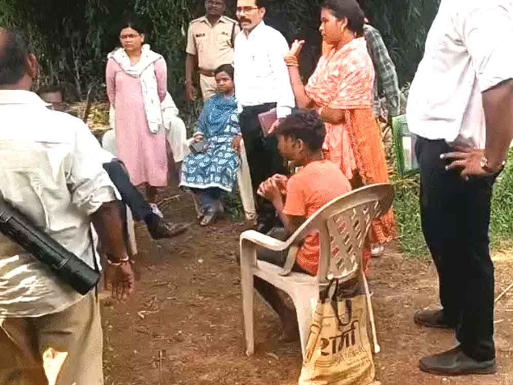 माता-पिता ने नहीं चुकाया कर्ज तो ठेकेदार