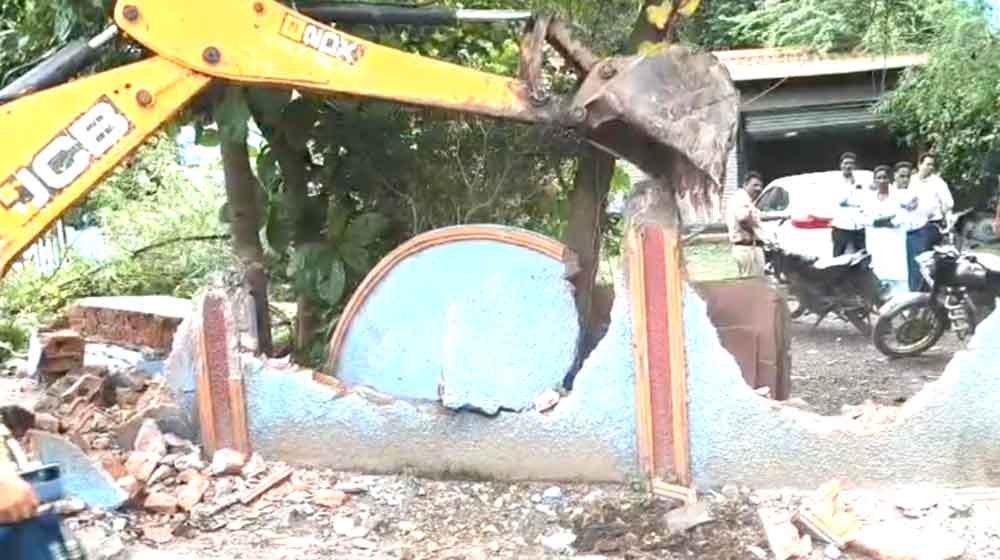 पक्के अतिक्रमण पर चला प्रशासन का