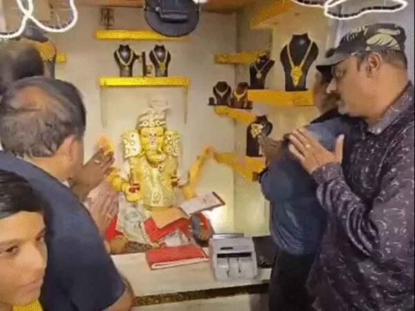 गणपति पंडाल सोने-चांदी की दुकान बना