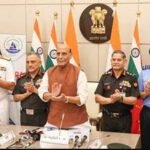 रक्षा मंत्री ने महिला अधिकारियों