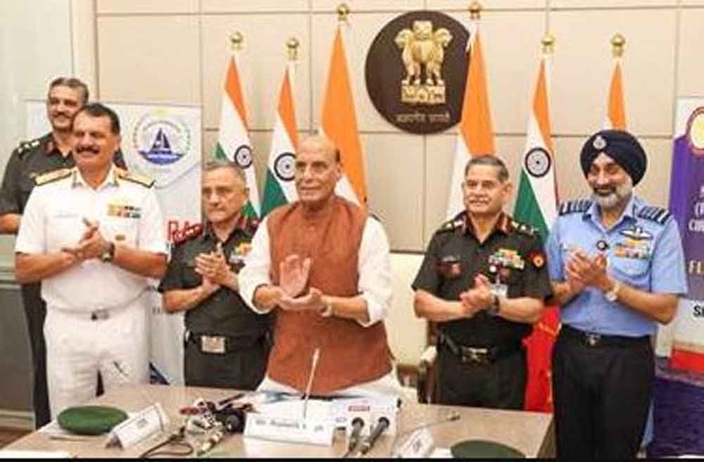 रक्षा मंत्री ने महिला अधिकारियों