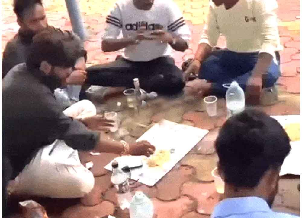 पीएमश्री एक्सीलेंस कॉलेज में शराब