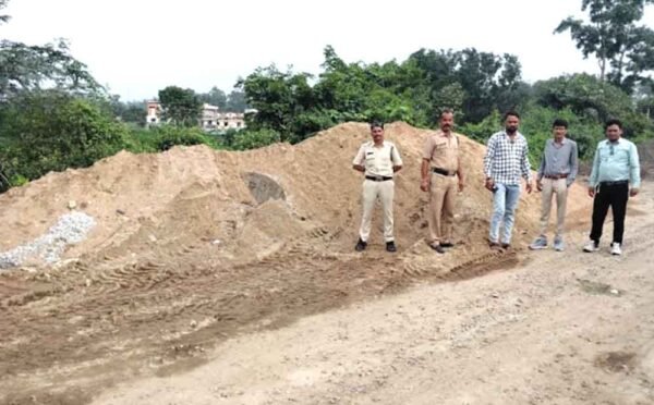 अवैध रेत भंडारण पर संयुक्त कार्रवाई