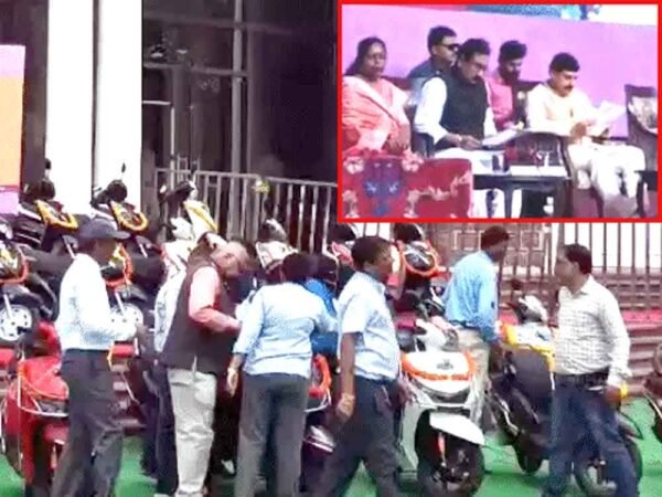 मेधावी विद्यार्थियों को स्कूटी राशि और बालिकाओं को हाइजीन फंड: