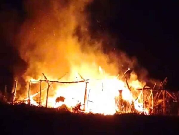 कच्चे मकान में आग, बाइक सहित