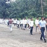 कलेक्टर से मिलने पैदल निकल गए