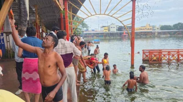 चंद्र ग्रहण के बाद ताप्ती तट पर उमड़ी